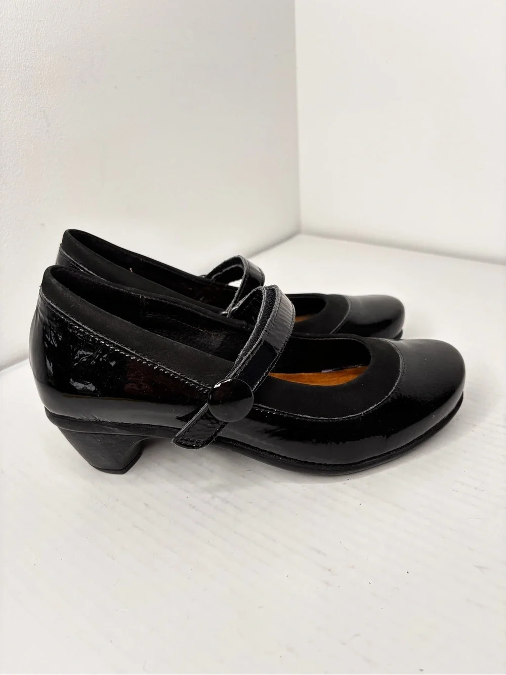 Naot Trendy Mary Jane Pump Womens Comfort Shoe Size 6 EU 37 Black Patent Leather